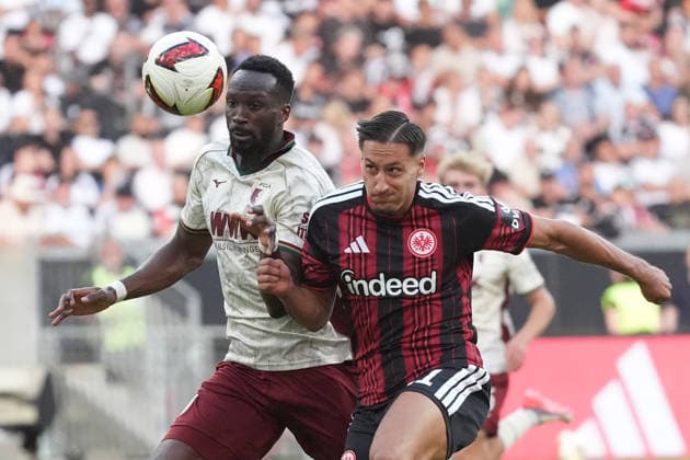 Zweikampf Younes Ebnoutalib (Eintracht Frankfurt) gegen Chrislain Matsima (FC Augsburg) - 06.09.2026 Bundesliga, Saison 26 27: Eintracht Frankfurt vs. FC Augsburg, Deutsche Bank Park, 2. Spieltag *** Head-to-head: Younes Ebnoutalib (Eintracht Frankfurt) vs. Chrislain Matsima (FC Augsburg), September 6, 2026, Bundesliga, Season 26-27, Eintracht Frankfurt vs. FC Augsburg, Deutsche Bank Park, Matchday 2