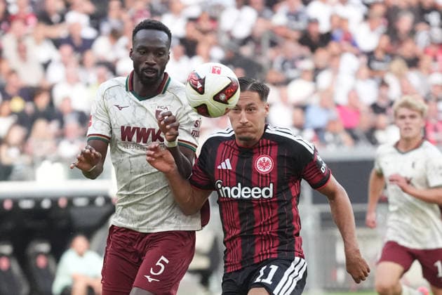 Zweikampf Younes Ebnoutalib (Eintracht Frankfurt) gegen Chrislain Matsima (FC Augsburg) - 06.09.2026 Bundesliga, Saison 26 27: Eintracht Frankfurt vs. FC Augsburg, Deutsche Bank Park, 2. Spieltag *** Head-to-head: Younes Ebnoutalib (Eintracht Frankfurt) vs. Chrislain Matsima (FC Augsburg), September 6, 2026, Bundesliga, Season 26-27, Eintracht Frankfurt vs. FC Augsburg, Deutsche Bank Park, Matchday 2