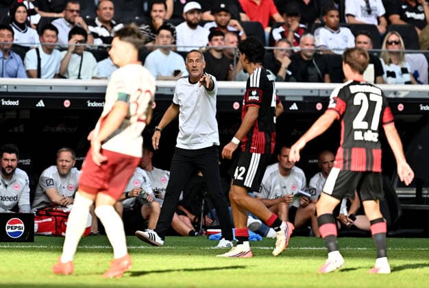 06.09.2026, xfux, Fussball 1.Bundesliga, Eintracht Frankfurt - FC Augsburg, v.l. Trainer Adolf Adi Hütter Huetter (Eintracht Frankfurt) zautz gibt Anweisungen, gestikuliert, mit den Armen gestikulieren gives instructions, gesticulate, gesticolando. (DFL DFB REGULATIONS PROHIBIT ANY USE OF PHOTOGRAPHS as IMAGE SEQUENCES and or QUASI-VIDEO) Frankfurt am Main *** September 6, 2026, xfux, Soccer, Bundesliga 1, Eintracht Frankfurt vs. FC Augsburg, from left: Coach Adolf Adi Hütter of Eintracht Frankfurt is giving instructions, gesturing with his arms, gesticolando DFL DFB REGULATIONS PROHIBIT ANY USE OF PHOTOGRAPHS as IMAGE SEQUENCES and or QUASI-VIDEO Frankfurt am Main