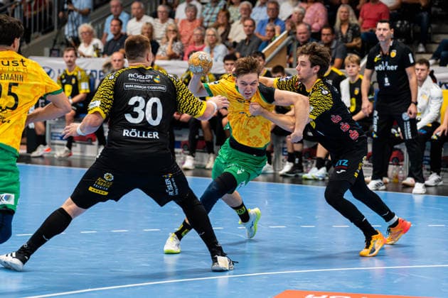 Hagen, Deutschland 06. September 2026: 2. HBL - 2026 2027 - Sp. 2 - VfL Eintracht Hagen gegen HSC 2000 Coburg Im Bild: v. li. im Zweikampf Nils Röller Roeller (HSC), Linus Kutz (Hagen) und Marin Lisac (HSC) Ischelandhalle Nordrhein Westfalen Copyright: xFotostandx xKruczynskix