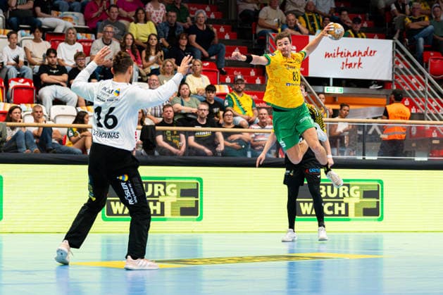 Hagen, Deutschland 06. September 2026: 2. HBL - 2026 2027 - Sp. 2 - VfL Eintracht Hagen gegen HSC 2000 Coburg Im Bild: v. li. im Zweikampf Torwart Petros Boukovinas (HSC) und Pierre Busch (Hagen) Ischelandhalle Nordrhein Westfalen Copyright: xFotostandx xKruczynskix