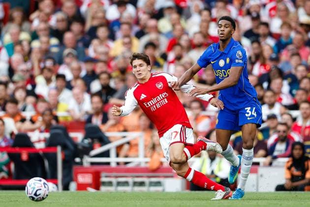 Christos Tzolis of Arsenal and Josh Acheampong of Chelsea battle for possession Arsenal v Chelsea, Premier League, Football, Emirates Stadium, London, UK - 06 Sep 2026London Emirates Stadium United Kingdom EDITORIAL USE ONLY No use with unauthorised audio, video, data, fixture lists, club league logos or live services. Online in-match use limited to 120 images, no video emulation. No use in betting, games or single club league player publications.  Copyright: xMattxImpey Shutterstockx 17137590ea