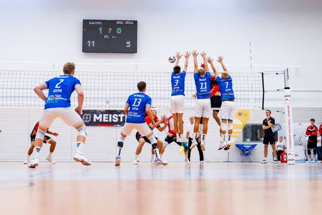 06.09.2026, GER, Volleyball, Maenner, Saison 26, Pokalfinale Thüringen, Tag des Volleyballs, Blue Volleys Gotha - VSV Jena 90 Christoph Assmann (Blue Volleys Gotha,3), Tim Wagner (Blue Volleys Gotha,11), Hannes Krochmann (Blue Volleys Gotha,7) blocken den Angriff 99089 Erfurt Sporthalle Sportanlage Rieths Thüringen Deutschland