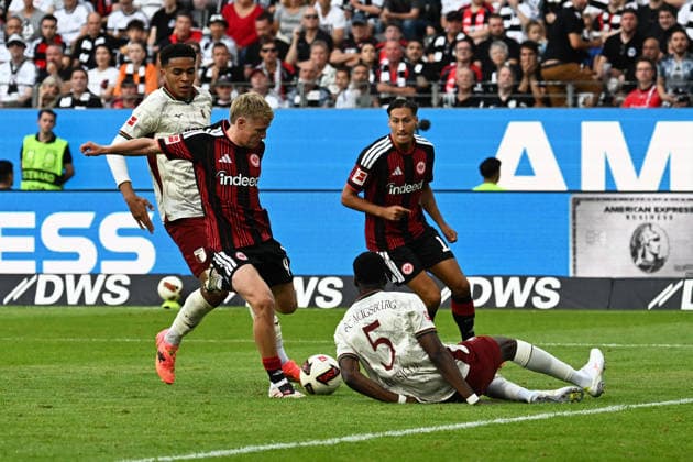 06.09.2026, xjhx, Fussball 1.Bundesliga, Eintracht Frankfurt - FC Augsburg v.l. Jonathan Jonny Burkardt (Eintracht Frankfurt) Christian Matsima (FC Augsburg) Zweikampf, Aktion, action, battle for the ball (DFL DFB REGULATIONS PROHIBIT ANY USE OF PHOTOGRAPHS as IMAGE SEQUENCES and or QUASI-VIDEO) Frankfurt am Main *** September 6, 2026, xjhx, Soccer, Bundesliga 1, Eintracht Frankfurt vs. FC Augsburg: Jonathan Jonny Burkardt (Eintracht Frankfurt) and Christian Matsima (FC Augsburg) in a tackle, action, battle for the ball. DFL and DFB regulations prohibit any use of photographs as image sequences and or quasi-video. Frankfurt am Main