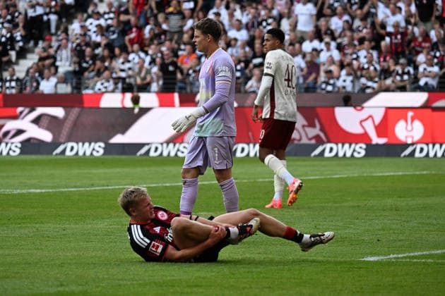 06.09.2026, xjhx, Fussball 1.Bundesliga, Eintracht Frankfurt - FC Augsburg v.l. Jonathan Jonny Burkardt (Eintracht Frankfurt) verletzt, Verletzung, Schmerz, Schmerzen Finn Dahmen (FC Augsburg) (DFL DFB REGULATIONS PROHIBIT ANY USE OF PHOTOGRAPHS as IMAGE SEQUENCES and or QUASI-VIDEO) Frankfurt am Main *** September 6, 2026, xjhx, Soccer, Bundesliga 1, Eintracht Frankfurt vs. FC Augsburg: Jonathan Jonny Burkardt (Eintracht Frankfurt) injured, injury, pain, suffering; Finn Dahmen (FC Augsburg); DFL; DFB; REGULATIONS PROHIBIT ANY USE OF PHOTOGRAPHS AS IMAGE SEQUENCES AND OR QUASI-VIDEO; Frankfurt am Main