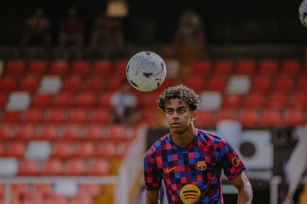 ESP: LaLiga EA Sports Valencia CF v FC Barcelona, Barca Lamine Yamal of Barcelona warms up during LaLiga EA Sports match between Valencia CF v FC Barcelona played at Mestalla Stadium, Valencia on September 6 2026 in Spain Spain Soccer Copyright: xAgenciaxLOFx
