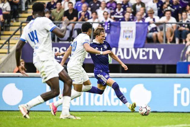 Genk s Kevin Amaro and Anderlecht s Ludwig Augustinsson pictured in action during a soccer match between RSC Anderlecht and Krc Genk, Sunday 6 September 2026 in Brussels, on day 5 of the 2026-2027 Jupiler Pro League first division of the Belgian championship. TOM GOYVAERTS TomxGoyvaerts  x185466579x
