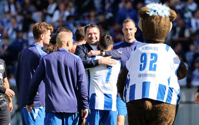 Sebastian Grönning, Jon Dagur Thorsteinsson, Sportdirektor Benjamin Weber umarmt Josip Brekalo, Maskottchen Herthinho, Hertha Mannschaft jubelt nach Spielende Freude Emotion Fußball Fussball DFL 2. Bundesliga Herren 4. Spieltag Saison 2026 2027 06.09.2026 Hertha BSC Berlin vs. 1.FC Magdeburg FCM DFL regulations prohibit any use of photographs as image sequences and or quasi-video *** Sebastian Grönning, Jon Dagur Thorsteinsson, sporting director Benjamin Weber hugs Josip Brekalo, mascot Herthinho, Hertha team celebrates after the final whistle; joy, emotion, sports, soccer, DFL 2. Bundesliga, men’s, Matchday 4, 2026–2027 season, June 9, 2026, Hertha BSC Berlin vs. 1. FC Magdeburg (FCM). DFL regulations prohibit any use of photographs as image sequences or or quasi-video