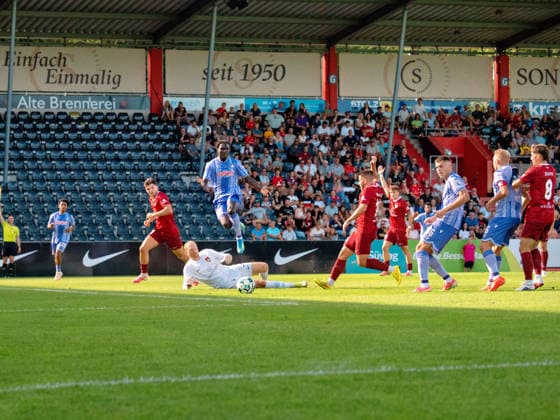Maximilian Reule (SG Sonnenhof Grossaspch, 01) am Boden, Blessing Makanda (TSG Hoffenheim II, 17) springt darueber GER, Fussball, SG Sonnenhof Grossaspach vs. TSG Hoffenheim II, 3. Liga, 4. Spieltag, Saison 2026 2027, 06.09.2026 GER, Fussball, SG Sonnenhof Grossaspach vs. TSG Hoffenheim II, 3. Liga, 4. Spieltag, Saison 2026 2027, 06.09.2026 Aspach Copyright: xCarstenxSchweringx EP_CSG