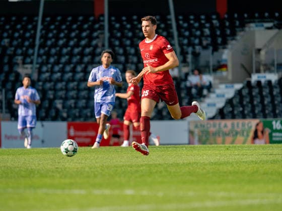 Arbnor Nuraj (SG Sonnenhof Grossaspch, 25) am Ball GER, Fussball, SG Sonnenhof Grossaspach vs. TSG Hoffenheim II, 3. Liga, 4. Spieltag, Saison 2026 2027, 06.09.2026 GER, Fussball, SG Sonnenhof Grossaspach vs. TSG Hoffenheim II, 3. Liga, 4. Spieltag, Saison 2026 2027, 06.09.2026 Aspach Copyright: xCarstenxSchweringx EP_CSG