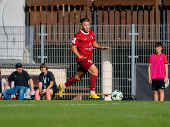 Marius Kunde (SG Sonnenhof Grossaspch, 16) am Ball beruhigt die Mannschaft GER, Fussball, SG Sonnenhof Grossaspach vs. TSG Hoffenheim II, 3. Liga, 4. Spieltag, Saison 2026 2027, 06.09.2026 GER, Fussball, SG Sonnenhof Grossaspach vs. TSG Hoffenheim II, 3. Liga, 4. Spieltag, Saison 2026 2027, 06.09.2026 Aspach Copyright: xCarstenxSchweringx EP_CSG