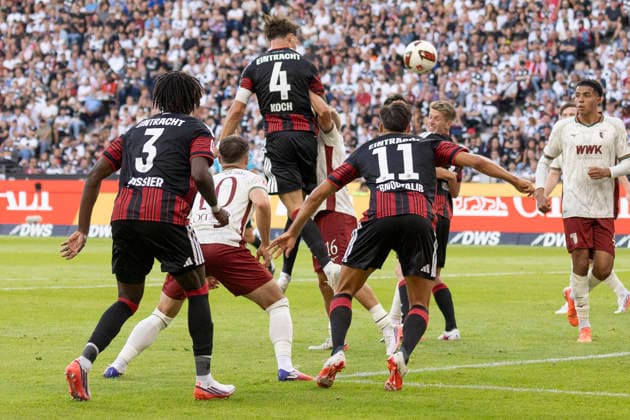 1. Fussball Bundesliga: Eintracht Frankfurt - FC Augsburg, 06.09.2026 Robin Koc. und Ritsu Doan (Eintracht Frankfurt 20) und Mert Kömür (FC Augsburg 10) und Hennes Behrens (FC Augsburg 16), h (Eintracht Frankfurt 4) bringt dne Kopfball aufs Tor und .eEintracht Frankfurt - FC Augsburg, Frankfurt, Deutsche Bank Park, 6.9.2026 *** 1 German Bundesliga: Eintracht Frankfurt vs. FC Augsburg, September 6, 2026 Robin Koc and Ritsu Doan (Eintracht Frankfurt 20) and Mert Kömür (FC Augsburg 10) and Hennes Behrens (FC Augsburg 16), h Eintracht Frankfurt 4 heads the ball toward the goal, and Eintracht Frankfurt vs. FC Augsburg, Frankfurt, Deutsche Bank Park, September 6, 2026 Copyright: xBEAUTIFULxSPORTS Gawlikx