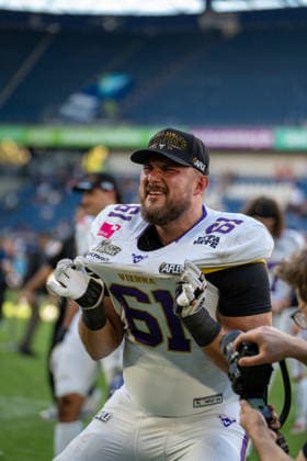 Deutschland: 06.09.2026, The AFLE Gold Bowl 2026 - Panthers Wroclaw vs. Vienna Vikings, Schauinsland-Reisen-Arena (Duisburg): Vienna Vikings Aleksandar Milanovic freut sich über den Sieg Duisburg Deutschland Copyright: xMijoxLubecx