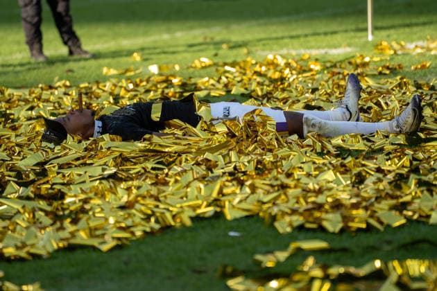 Sport Bilder des Tages Deutschland: 06.09.2026, The AFLE Gold Bowl 2026 - Panthers Wroclaw vs. Vienna Vikings, Schauinsland-Reisen-Arena (Duisburg): Vienna Vikings Luca Siebert im Konfetti mit Zigarre Duisburg Deutschland Copyright: xMijoxLubecx