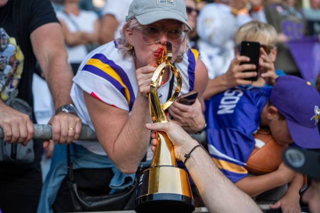 Deutschland: 06.09.2026, The AFLE Gold Bowl 2026 - Panthers Wroclaw vs. Vienna Vikings, Schauinsland-Reisen-Arena (Duisburg): Ein Vienna Fan küsst den Pokal Duisburg Deutschland Copyright: xMijoxLubecx