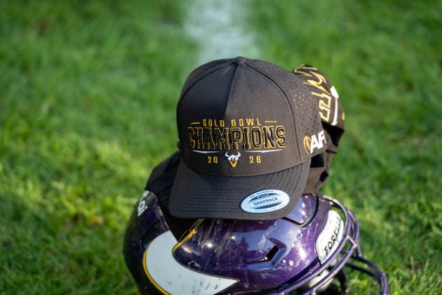 Deutschland: 06.09.2026, The AFLE Gold Bowl 2026 - Panthers Wroclaw vs. Vienna Vikings, Schauinsland-Reisen-Arena (Duisburg): Die cap mit der Aufschrift Champions von Vienna Duisburg Deutschland Copyright: xMijoxLubecx