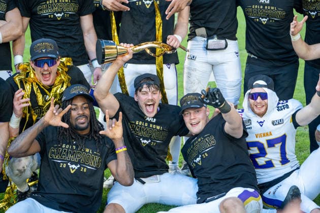 Deutschland: 06.09.2026, The AFLE Gold Bowl 2026 - Panthers Wroclaw vs. Vienna Vikings, Schauinsland-Reisen-Arena (Duisburg): Vienna Vikings Marloshawn Franklin Jr. mit Vienna Vikings Luca Siebert und Vienna Vikings Elmeri Laalo und dem Pokal