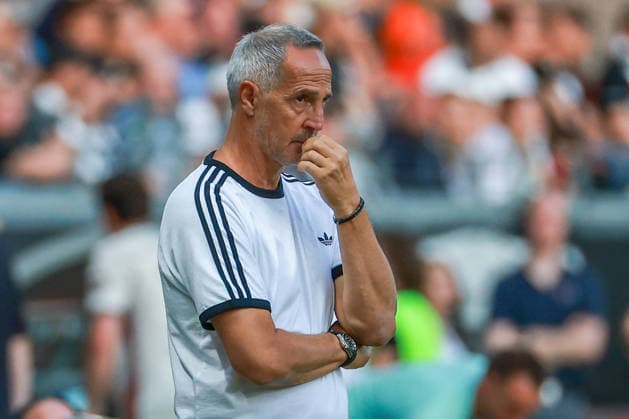 Fußball 1. Bundesliga - Eintracht Frankfurt - FC Augsburg am 06.09.2026 im Deutsche Bank Park in Frankfurt Trainer Adi Hütter Huetter Hutter (Frankfurt) unzufrieden, enttäuscht, enttaeuscht, niedergeschlagen. *** Soccer, Bundesliga 1: Eintracht Frankfurt vs. FC Augsburg on September 6, 2026, at Deutsche Bank Park in Frankfurt. Coach Adi Hütter (Huetter, Hutter) of Frankfurt is unhappy, disappointed, and dejected. MH