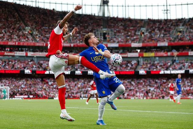 Ben White of Arsenal clears the ball ahead of Pep Chavarria of Chelsea Arsenal v Chelsea, Premier League, Football, Emirates Stadium, London, UK - 06 Sep 2026London Emirates Stadium United Kingdom EDITORIAL USE ONLY No use with unauthorised audio, video, data, fixture lists, club league logos or live services. Online in-match use limited to 120 images, no video emulation. No use in betting, games or single club league player publications.  Copyright: xMattxImpey Shutterstockx 17137590fk