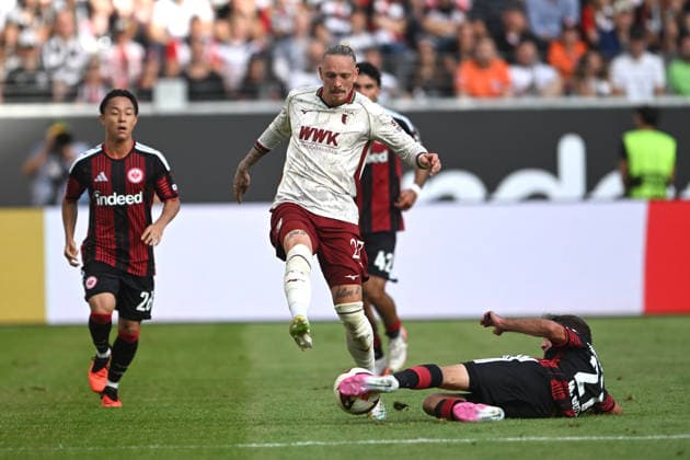 Fußball 1. Bundesliga 2. Spieltag Eintracht Frankfurt - FC Augsburg am 06.09.2026 im Deutsche Bank Park in Frankfurt Mario Götze ( Frankfurt ), unten - Marius Wolf ( Augsburg ), oben DFL regulations prohibit any use of photographs as image sequences and or quasi-video. *** Soccer, Bundesliga 1, Matchday 2: Eintracht Frankfurt vs. FC Augsburg on September 6, 2026, at Deutsche Bank Park in Frankfurt. Mario Götze (Frankfurt, bottom) and Marius Wolf (Augsburg, top). DFL regulations prohibit any use of photographs as image sequences and or quasi-video. xJKx