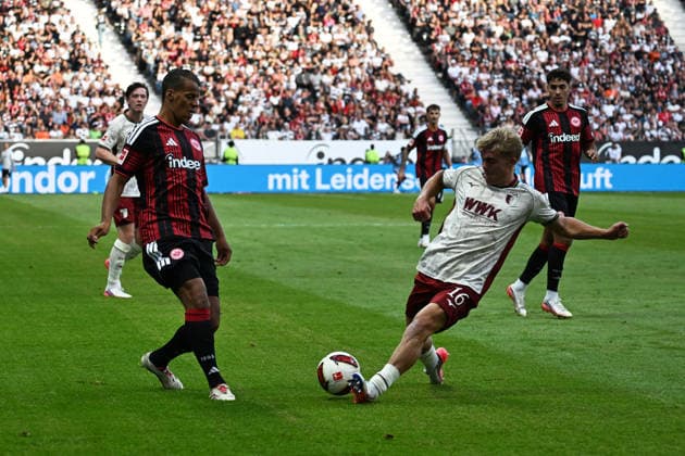 06.09.2026, xjhx, Fussball 1.Bundesliga, Eintracht Frankfurt - FC Augsburg v.l. Timothy Chandler (Eintracht Frankfurt) Hennes Behrens (FC Augsburg) Zweikampf, Aktion, action, battle for the ball (DFL DFB REGULATIONS PROHIBIT ANY USE OF PHOTOGRAPHS as IMAGE SEQUENCES and or QUASI-VIDEO) Frankfurt am Main *** September 6, 2026, xjhx, Soccer, Bundesliga 1, Eintracht Frankfurt vs. FC Augsburg: Timothy Chandler (Eintracht Frankfurt) and Hennes Behrens (FC Augsburg) in a tackle, action, battle for the ball. DFL and DFB regulations prohibit any use of photographs as image sequences and or quasi-video. Frankfurt am Main