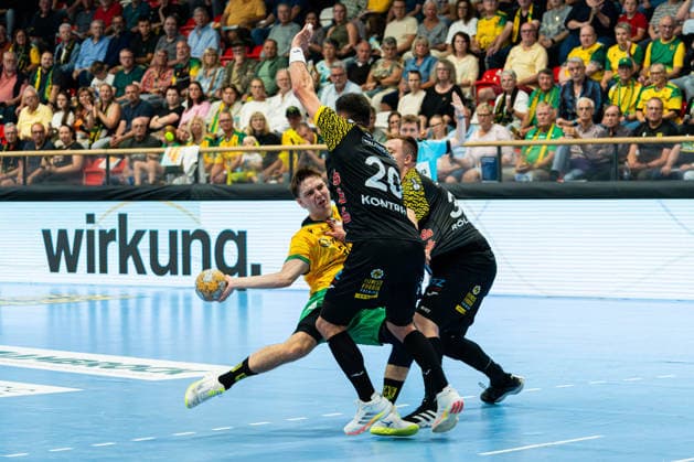 Hagen, Deutschland 06. September 2026: 2. HBL - 2026 2027 - Sp. 2 - VfL Eintracht Hagen gegen HSC 2000 Coburg Im Bild: v. li. im Zweikampf Linus Kutz (Hagen), Tin Kontrec (HSC) und Nils Röller Roeller (HSC) Ischelandhalle Nordrhein Westfalen Copyright: xFotostandx xKruczynskix