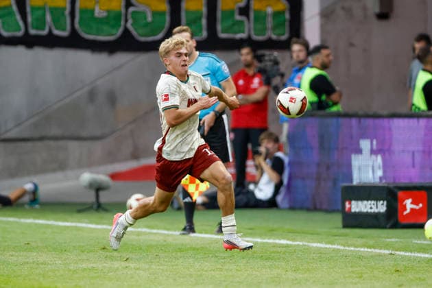 Hennes Behrens (FC Augsburg, 16) am Ball , Deutschland, Fussball, 1. Bundesliga, 2.Spieltag, 2026 2027, Eintracht Frankfurt vs. FC Augsburg, 06.09.2026, Frankfurt am Main Deutsche-Bank-Park Deutschland *** Hennes Behrens FC Augsburg, 16 am Ball, Germany, Soccer, Bundesliga 1, Matchday 2, 2026–2027, Eintracht Frankfurt vs. FC Augsburg, September 6, 2026, Frankfurt am Main, Deutsche Bank Park, Germany Copyright: xGrantxHubbsx