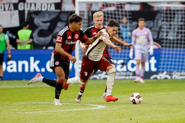 Fares Chaibi (Eintracht Frankfurt, 08), Jonathan Burkardt (Eintracht Frankfurt, 09) und Fabian Rieder (FC Augsburg, 32) im Kampf um den Ball , Deutschland, Fussball, 1. Bundesliga, 2.Spieltag, 2026 2027, Eintracht Frankfurt vs. FC Augsburg, 06.09.2026, Frankfurt am Main Deutsche-Bank-Park Deutschland *** Fares Chaibi (Eintracht Frankfurt, 08), Jonathan Burkardt (Eintracht Frankfurt, 09), and Fabian Rieder (FC Augsburg, 32) battling for the ball, Germany, soccer, Bundesliga 1, Matchday 2, 2026–2027, Eintracht Frankfurt vs. FC Augsburg, September 6, 2026, Frankfurt am Main, Deutsche Bank Park, Germany Copyright: xGrantxHubbsx
