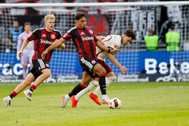 Fares Chaibi (Eintracht Frankfurt, 08) und Fabian Rieder (FC Augsburg, 32) im Zweikampf , Deutschland, Fussball, 1. Bundesliga, 2.Spieltag, 2026 2027, Eintracht Frankfurt vs. FC Augsburg, 06.09.2026, Frankfurt am Main Deutsche-Bank-Park Deutschland *** Fares Chaibi (Eintracht Frankfurt, 08) and Fabian Rieder (FC Augsburg, 32) in a tackle, Germany, soccer, Bundesliga 1, Matchday 2, 2026–2027, Eintracht Frankfurt vs. FC Augsburg, September 6, 2026, Frankfurt am Main, Deutsche Bank Park, Germany Copyright: xGrantxHubbsx