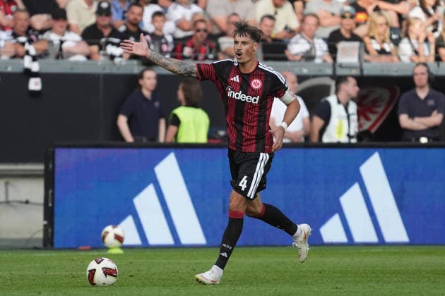 Robin Koch (Eintracht Frankfurt) regt sich auf und gibt Anweisungen - 06.09.2026 Bundesliga, Saison 26 27: Eintracht Frankfurt vs. FC Augsburg, Deutsche Bank Park, 2. Spieltag *** Robin Koch of Eintracht Frankfurt gets upset and gives instructions September 6, 2026 Bundesliga, 2026–2027 season Eintracht Frankfurt vs. FC Augsburg, Deutsche Bank Park, Matchday 2