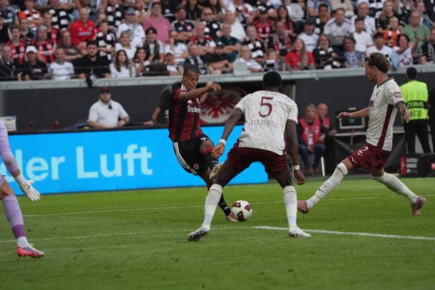 Timothy Chandler (Eintracht Frankfurt) zieht ab - 06.09.2026 Bundesliga, Saison 26 27: Eintracht Frankfurt vs. FC Augsburg, Deutsche Bank Park, 2. Spieltag *** Timothy Chandler Eintracht Frankfurt kicks off the 2026-27 Bundesliga season on September 6, 2026, with Eintracht Frankfurt vs. FC Augsburg at Deutsche Bank Park on Matchday 2