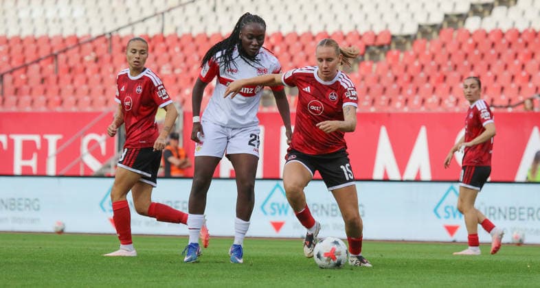 Nürnberg , Fußball Google Pixel Frauen Bundesliga 1. FC Nürnberg vs. VfB Stuttgart , von links: Mira Arouna ( VfB ) Emöke Papai ( Nürn ) *** Nuremberg, Soccer, Google Pixel, Women s Bundesliga 1, FC Nuremberg vs. VfB Stuttgart, from left: Mira Arouna, VfB, Emöke Papai, Nuremberg