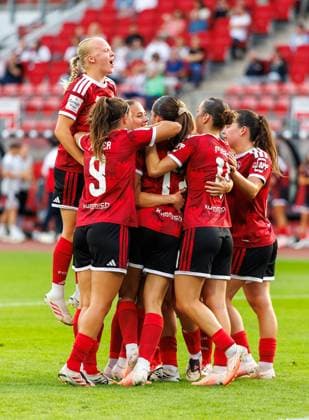 06.09.2026 - Fussball - Saison 2026 2027 - 1. Frauen - Fussball - Bundesliga - 03. Spieltag: 1. FC Nürnberg FCN ( Club ) - VfB Stuttgart - Sportfoto Zink DaMa - xdaxmax - Jubel Freude Torjubel nach Tor zum 1:0 - Emöke Emoeke Papai (15, 1. FC Nürnberg FCN ) und Mannschaft Team jubelt freut sich - Torschütze: Emöke Emoeke Papai (15, 1. FC Nürnberg FCN ) *** September 6, 2026 Soccer Season 2026–2027 Women s Bundesliga Matchday 3 1 FC Nuremberg (FCN) vs. VfB Stuttgart Sports photo by Zink DaMa xdaxmax Celebration Joy Goal celebration after the 1–0 goal by Emöke Emoeke Papai 15, 1 FC Nuremberg (FCN) and the team celebrate; goal scorer Emöke Emoeke Papai 15, 1 FC Nuremberg (FCN)