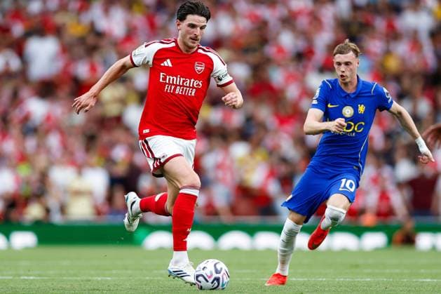 Declan Rice of Arsenal dribbles with the ball at his feet Arsenal v Chelsea, Premier League, Football, Emirates Stadium, London, UK - 06 Sep 2026London Emirates Stadium United Kingdom EDITORIAL USE ONLY No use with unauthorised audio, video, data, fixture lists, club league logos or live services. Online in-match use limited to 120 images, no video emulation. No use in betting, games or single club league player publications.  Copyright: xMattxImpey Shutterstockx 17137590gd