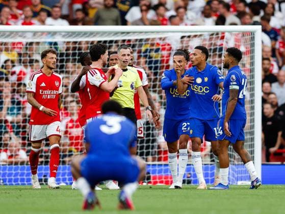 Sport Bilder des Tages Morgan Rogers of Chelsea is tripped and argues with Declan Rice of Arsenal Arsenal v Chelsea, Premier League, Football, Emirates Stadium, London, UK - 06 Sep 2026London Emirates Stadium United Kingdom EDITORIAL USE ONLY No use with unauthorised audio, video, data, fixture lists, club league logos or live services. Online in-match use limited to 120 images, no video emulation. No use in betting, games or single club league player publications.  Copyright: xMattxImpey Shutterstockx 17137590gl