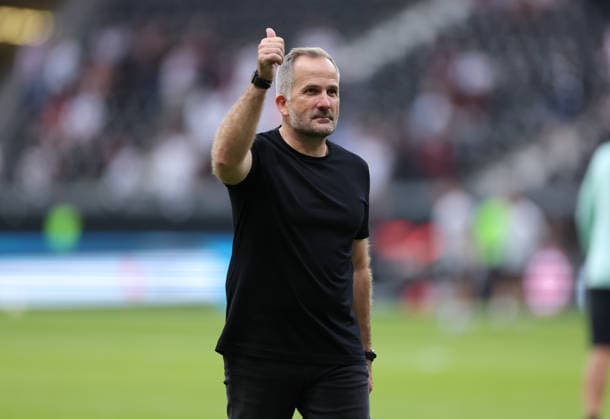 06.09.2026, Fussball Bundesliga, Eintracht Frankfurt - FC Augsburg, v.l., Trainer Manuel Baum (FC Augsburg) bedankt sich bei den Fans, bedanken, Dank, Mannschaft nach dem Spiel, after the match, bedankt sich bei den Fans, applauds the fans DFL DFB REGULATIONS PROHIBIT ANY USE OF PHOTOGRAPHS AS IMAGE SEQUENCES AND OR QUASI-VIDEO. xdcx *** September 6, 2026, Bundesliga Soccer, Eintracht Frankfurt vs. FC Augsburg, from left: FC Augsburg coach Manuel Baum thanks the fans, thanks, gratitude, team after the game, after the match, thanks the fans, applauds the fans DFL DFB REGULATIONS PROHIBIT ANY USE OF PHOTOGRAPHS AS IMAGE SEQUENCES AND OR QUASI-VIDEO xdcx Copyright: HMBxMedia Claus