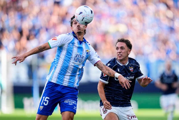 Sport Bilder des Tages September 6, 2026, Malaga, Malaga, Spain: Angel Recio of Malaga CF and Jon Ander Olasagasti of Levante UD in action during the Spanish league, LaLiga EA Sports, football match played between Malaga CF and Levante UD at La Rosaleda stadium on September 6, 2026, in Malaga, Spain. Malaga Spain - ZUMAa181 20260906_zaa_a181_116 Copyright: xJoaquinxCorcherox