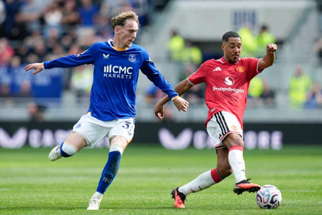 Everton v Manchester United, ManU Premier League Youri Tielemans of Manchester United breaks past James Garner of Everton FC during the Everton v Manchester United Premier League match at the Hill Dickinson Stadium, Liverpool, England on 6 September 2026 Credit: Steve Flynn Every Second Media Editorial use only. All images are copyright Every Second Media Limited. No images may be reproduced without prior permission. All rights reserved. Premier League and Football League images are subject to licensing agreements with Football DataCo Limited. see https: www.football-dataco.com Copyright: xIMAGO EveryxSecondxMediax ESM-2142-0083 StevexFlynnx xEveryxSecondxMediax
