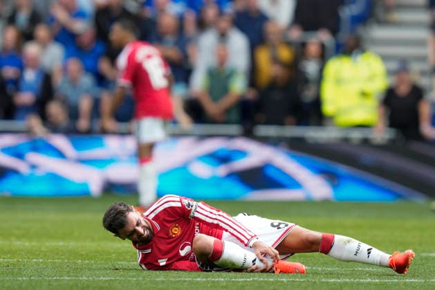 Everton v Manchester United, ManU Premier League Bruno Fernandes of Manchester United holds his ankle after a challenge during the Everton v Manchester United Premier League match at the Hill Dickinson Stadium, Liverpool, England on 6 September 2026 Credit: Steve Flynn Every Second Media Editorial use only. All images are copyright Every Second Media Limited. No images may be reproduced without prior permission. All rights reserved. Premier League and Football League images are subject to licensing agreements with Football DataCo Limited. see https: www.football-dataco.com Copyright: xIMAGO EveryxSecondxMediax ESM-2142-0093 StevexFlynnx xEveryxSecondxMediax