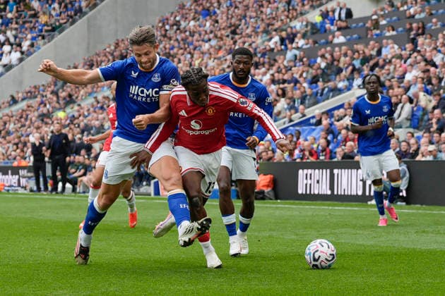 Everton v Manchester United, ManU Premier League James Tarkowski of Everton FC competes for the ball with Patrick Dorgu of Manchester United during the Everton v Manchester United Premier League match at the Hill Dickinson Stadium, Liverpool, England on 6 September 2026 Credit: Steve Flynn Every Second Media Editorial use only. All images are copyright Every Second Media Limited. No images may be reproduced without prior permission. All rights reserved. Premier League and Football League images are subject to licensing agreements with Football DataCo Limited. see https: www.football-dataco.com Copyright: xIMAGO EveryxSecondxMediax ESM-2142-0098 StevexFlynnx xEveryxSecondxMediax