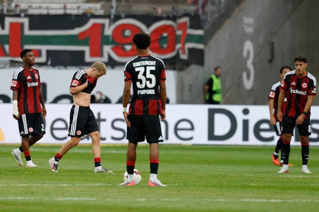 Enttaeuschung, niedergeschlagen, deprimiert, frust, enttaeuscht, enttaeuscht schauend, dissapointed bei den Spielern von Eintracht Frankfurt nach der Niederlage gegen Augsburg, im Bundesliga-Spiel zwischen Eintracht Frankfurt und dem FC Augsburg in der Deutsche Bank Park, Frankfurt am Main, Deutschland, am 6. September 2026. in action during the Bundesliga match between Eintracht Frankfurt and FC Augsburg at the Deutsche Bank Park, Frankfurt am Main, Germany, on September 6, 2026. DFB DFL REGULATIONS PROHIBIT ANY USE OF PHOTOGRAPHS AS IMAGE SEQUENCES AND OR QUASI-VIDEO, *** Disappointment, dejected, depressed, frustrated, disappointed, looking disappointed—the players of Eintracht Frankfurt after their loss to Augsburg in the Bundesliga match between Eintracht Frankfurt and FC Augsburg at Deutsche Bank Park in Frankfurt am Main, Germany, on September 6, 2026, in action during the Bundesliga match between Eintracht Frankfurt and FC Augsburg at Deutsche Bank Park, Frankfurt am Main, Germany, on September 6, 2026 DFB and DFL regulations prohibit any use of photographs as image sequences and or quasi-video, Copyright: HMBxMedia xHeikoxBecker