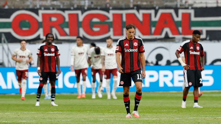 Enttaeuschung, niedergeschlagen, deprimiert, frust, enttaeuscht, enttaeuscht schauend, dissapointed bei den Spielern von Eintracht Frankfurt nach der Niederlage gegen Augsburg, im Bundesliga-Spiel zwischen Eintracht Frankfurt und dem FC Augsburg in der Deutsche Bank Park, Frankfurt am Main, Deutschland, am 6. September 2026. in action during the Bundesliga match between Eintracht Frankfurt and FC Augsburg at the Deutsche Bank Park, Frankfurt am Main, Germany, on September 6, 2026. DFB DFL REGULATIONS PROHIBIT ANY USE OF PHOTOGRAPHS AS IMAGE SEQUENCES AND OR QUASI-VIDEO, *** Disappointment, dejected, depressed, frustrated, disappointed, looking disappointed—the players of Eintracht Frankfurt after their loss to Augsburg in the Bundesliga match between Eintracht Frankfurt and FC Augsburg at Deutsche Bank Park in Frankfurt am Main, Germany, on September 6, 2026, in action during the Bundesliga match between Eintracht Frankfurt and FC Augsburg at Deutsche Bank Park, Frankfurt am Main, Germany, on September 6, 2026 DFB and DFL regulations prohibit any use of photographs as image sequences and or quasi-video, Copyright: HMBxMedia xHeikoxBecker