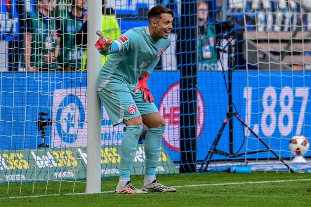 Alexander Schwolow ( Mainz ) dirigiert die Mauer Deutschland , Hamburg , Volksparkstadion , Fussball , 1 . Bundesliga , Hamburger SV - FSV Mainz 05 *** Alexander Schwolow Mainz leads the German Wall, Hamburg, Volksparkstadion, soccer, Bundesliga 1, Hamburger SV, FSV Mainz 05