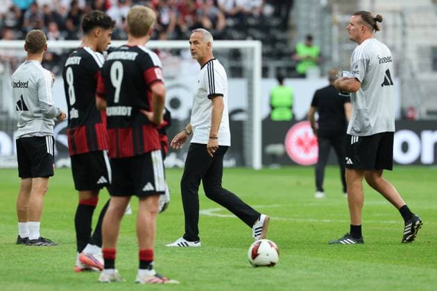 gefrusteter Abgang von Trainer Adi Hütter (Eintracht Frankfurt) und Co-Trainer Alex Meier (Eintracht Frankfurt), Eintracht Frankfurt - FC Augsburg, Bundesliga, BL, Saison 2026 2027, 2. Spiel, 06.09.2026, Frankfurt Deutsche Bank Park Deutschland *** Frustrated departure of Eintracht Frankfurt head coach Adi Hütter and assistant coach Alex Meier, Eintracht Frankfurt, FC Augsburg, Bundesliga, BL, 2026–2027 season, Game 2, September 6, 2026, Frankfurt, Deutsche Bank Park, Germany