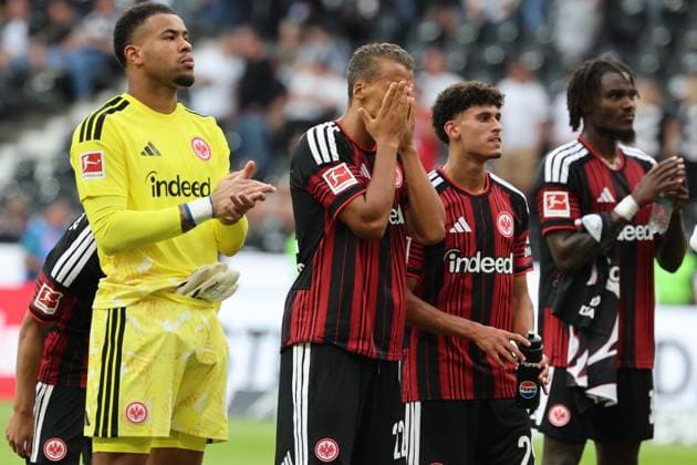 Frust und gesenkte Köpfe nach versauter Heimpremiere, 1:4 Heimniederlage, Torwart Noah Atubolu (Eintracht Frankfurt , Nr. 1) und Timothy Chandler (Eintracht Frankfurt , Nr. 22), 1. Heimspiel der Saison, Eintracht Frankfurt - FC Augsburg, Bundesliga, BL, Saison 2026 2027, 2. Spiel, 06.09.2026, Frankfurt Deutsche Bank Park Deutschland *** Frustration and hangings heads after a botched home opener, a 1-4 home loss; goalkeeper Noah Atubolu (Eintracht Frankfurt, No. 1) and Timothy Chandler (Eintracht Frankfurt, No. 22), 1st home game of the season, Eintracht Frankfurt vs. FC Augsburg, Bundesliga, BL, 2026–2027 season, Game 2, September 6, 2026, Frankfurt, Deutsche Bank Park, Germany