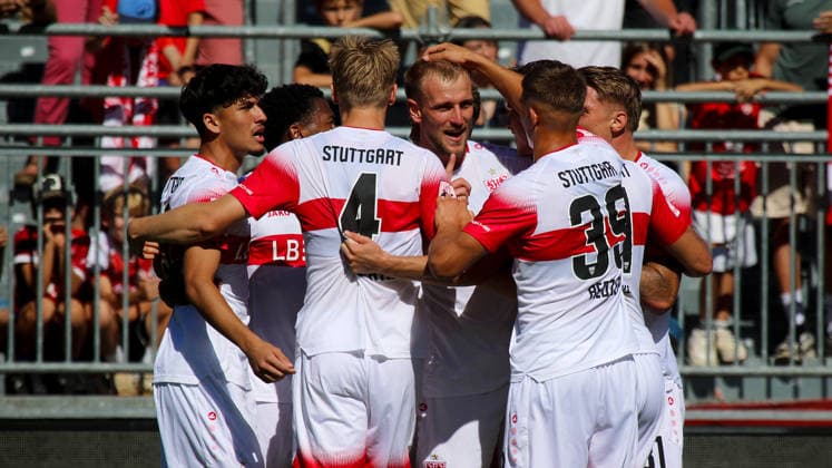 Würzburg , Fußball 3. Liga FC Würzburger Kickers vs. VfB Stuttgart II , Jubel VfB , mitte: Alexander Groiß