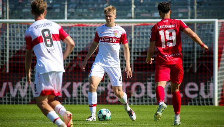 Würzburg , Fußball 3. Liga FC Würzburger Kickers vs. VfB Stuttgart II , mitte: Maximilian Herwerth ( VfB )
