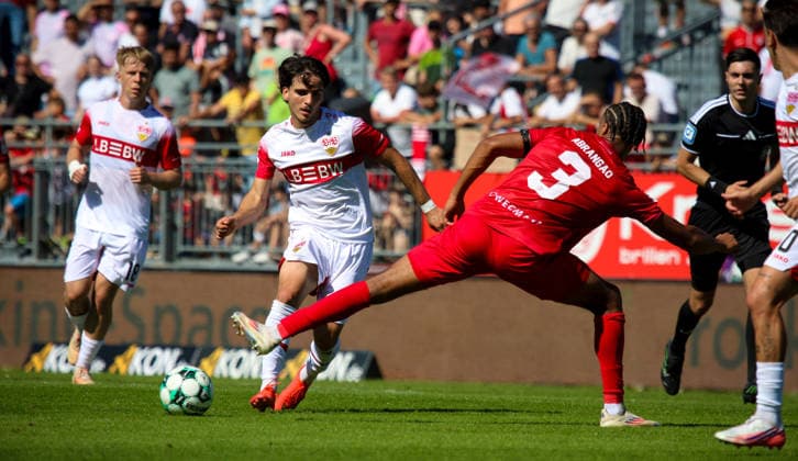 Würzburg , Fußball 3. Liga FC Würzburger Kickers vs. VfB Stuttgart II , von links: 37 David Preu ( VfB ) , 3 David Abrangao