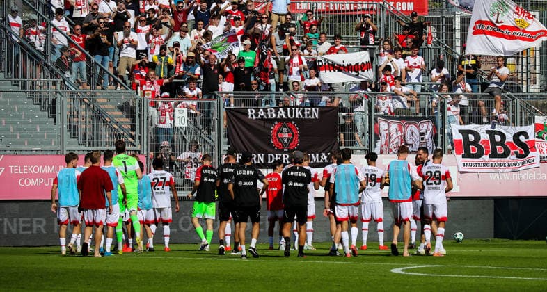 Würzburg , Fußball 3. Liga FC Würzburger Kickers vs. VfB Stuttgart II , Mannschaft des VfB feiert bei den Fans