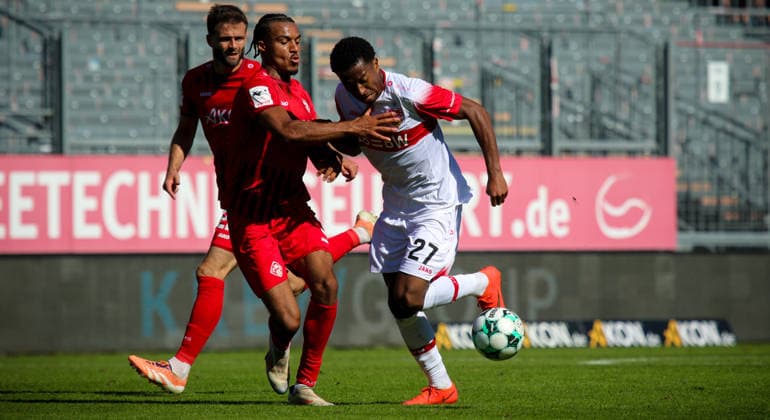 Würzburg , Fußball 3. Liga FC Würzburger Kickers vs. VfB Stuttgart II , von rechts:27 Jarzinho Malanga, 3 David Abrangao